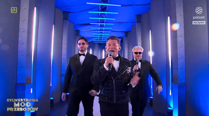 „Mandacik” w wykonaniu Zenona Martyniuka i Łobuzów na Sylwestrowej Mocy Przebojów w Polsacie