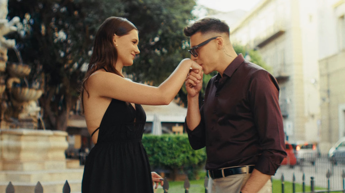 Marcin Kłosowski pokazał piękną partnerkę w nowym teledysku "Kochaj mnie"