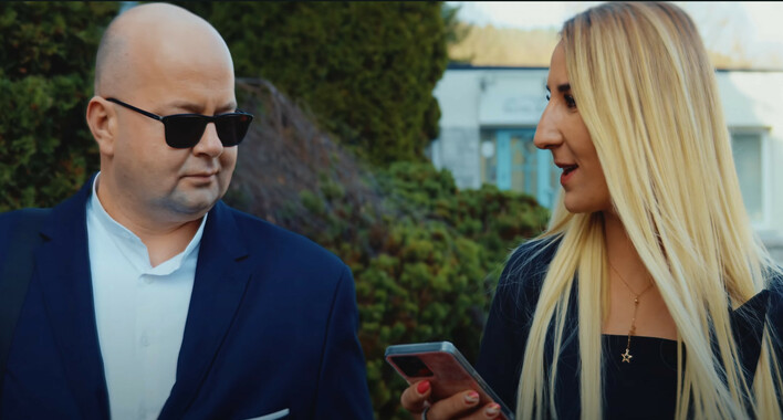 Marcin Kotecki znów na topie! „Cały świat w dłoniach nieś„ podbija serca fanów
