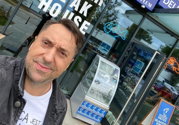 Marcin Miller z grupy Boys pokazał się z synami! Wyglądają jak bracia! Gwiazdor disco polo promienieje!