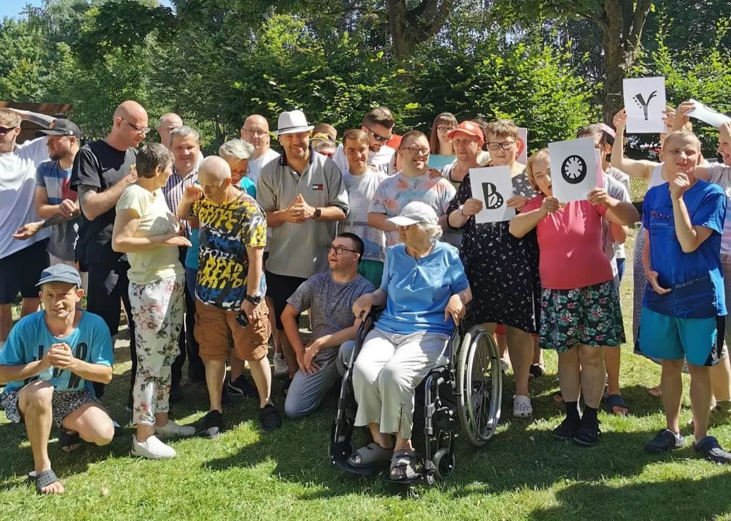 Marcin Miller Boys z wizytą w Domu Pomocy Społecznej w Kołobrzegu! Gwiazdor disco polo pokazał wielkie serce [Zdjęcia]