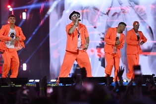 Marcin Miller i zespół Boys porwali publiczność na Roztańczonym PGE Narodowym. Tysiące osób śpiewało razem z nimi