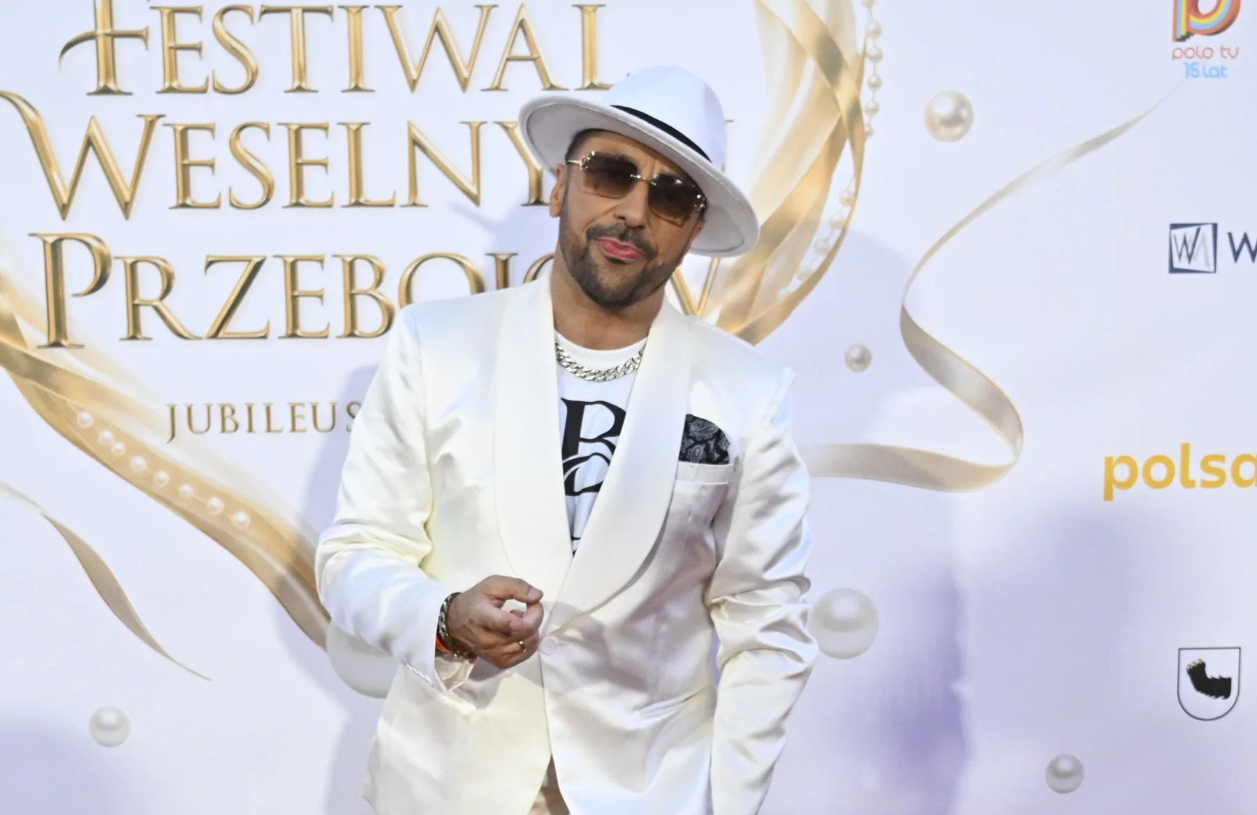 Marcin Miller z Boys w białym garniturze na Festiwalu Weselnych Przebojów 2026