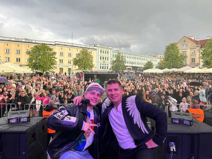 Marcin Siegieńczuk śpiewa przebój “Na sercu rany” na żywo – publiczność nie kryła emocji

