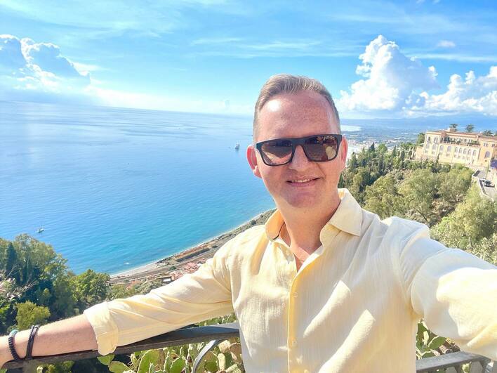 Marek Gwiazdowski z zespołu Mig na wakacjach z córką! Robią dzióbki i tzw „selfie„ Rozczulające zdjęcie gwiazdy disco polo hitem w sieci!