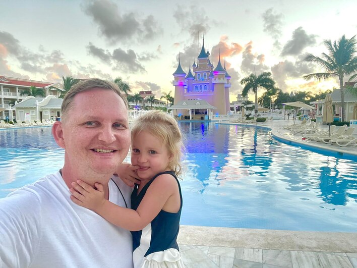 Marek Gwiazdowski z zespołu Mig przyłapany na Dominikanie! Gwiazdor disco polo wybrał się na rodzinne wakacje! ZDJĘCIA