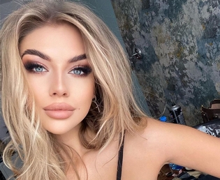 Najpiękniejsza gwiazda disco polo w gorącym wydaniu! Uwagę przykuwa jej odkryty biust. Fani komentują!