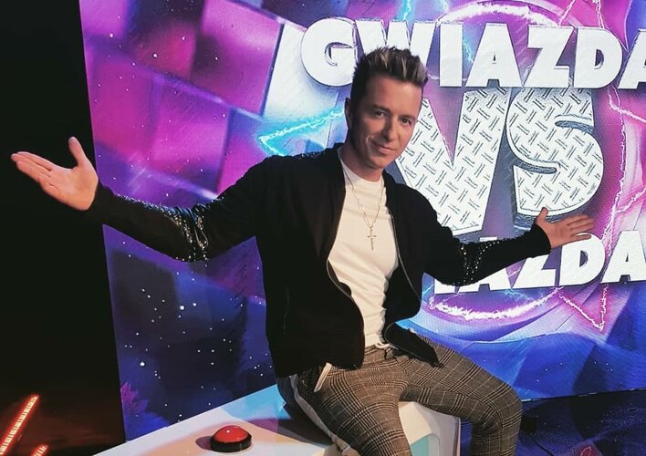 Opadną Wam szczęki! Fanka disco polo odsłoniła przed swoim idolem pokaźny biust! 