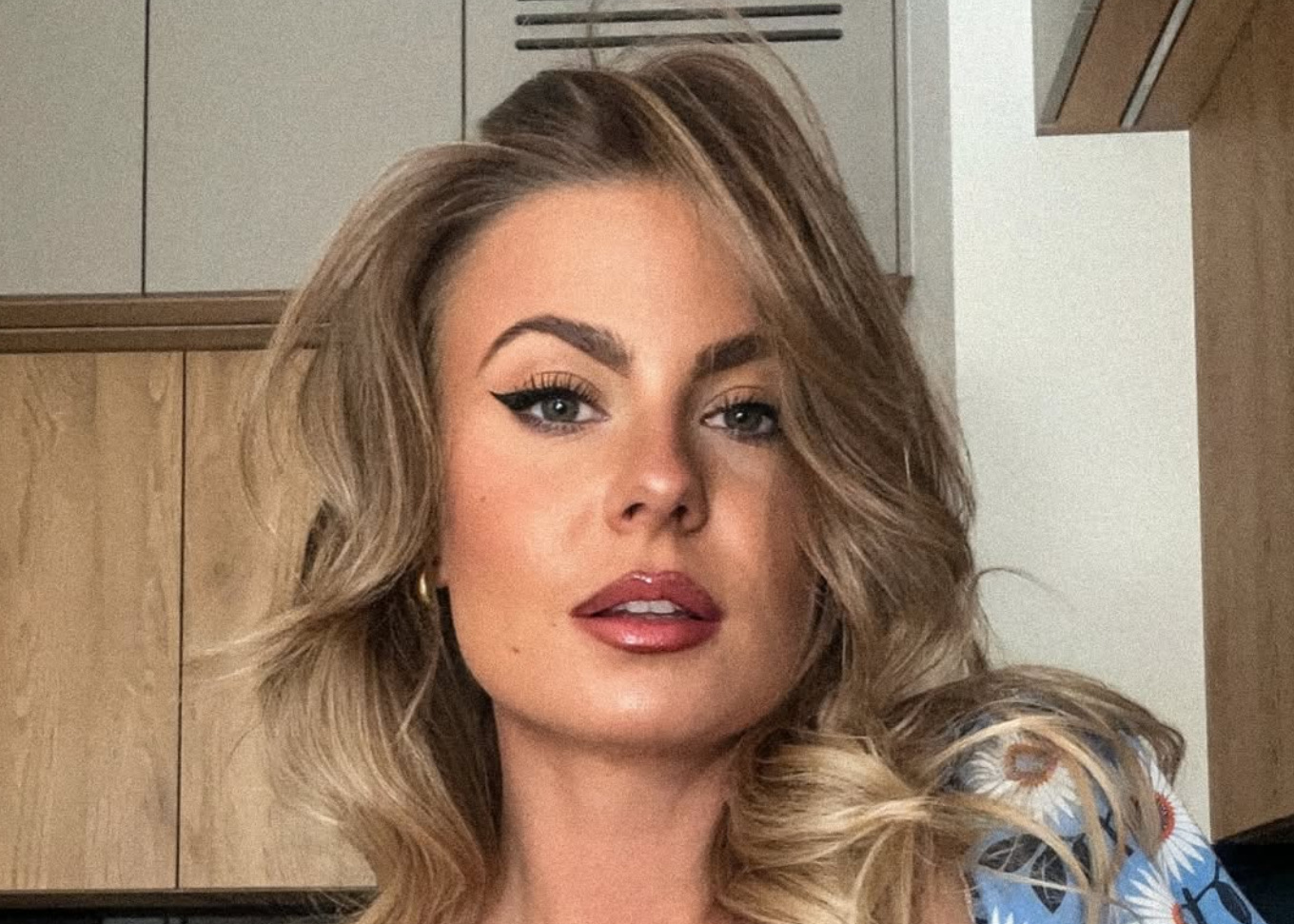 Marlena Sztando w odważnym ujęciu w czerni – fotografia przyciąga spojrzenia