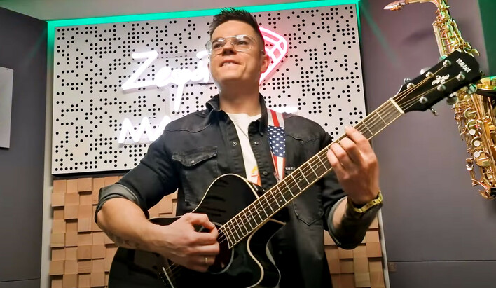 Massive w hicie pt. „Filmowe role„. Adrian Gładoch i jego super wokal brzmi niesamowicie! | VIDEO