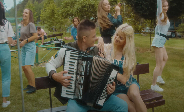 Takiego disco polo brakowało! Grupa Massive z nowością ”Szkolna love” podbija serca Polaków! 