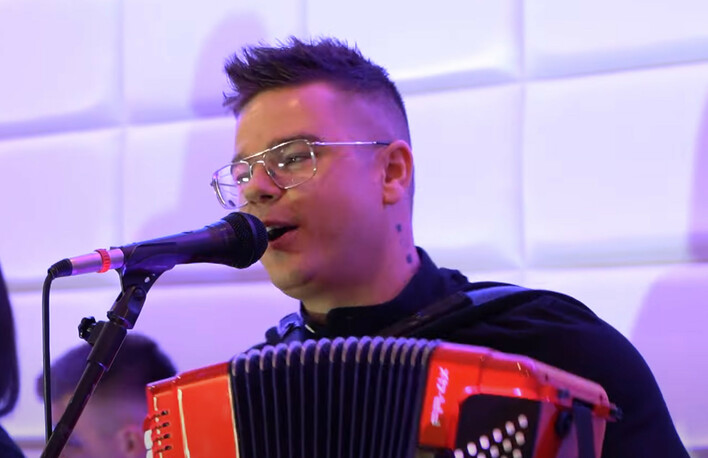 Massive zaskakuje coverem „Chachary„! Czy przebiją oryginał? Posłuchaj, jak im poszło!

