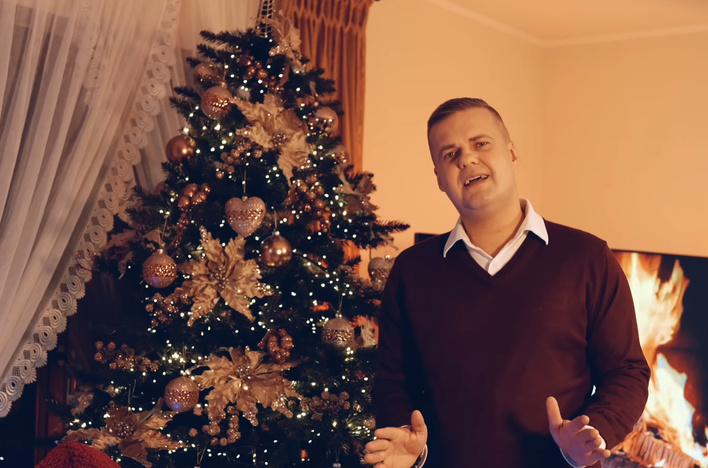 Mateusz Galiński zaprezentował kolędę „Lulajże Jezuniu”