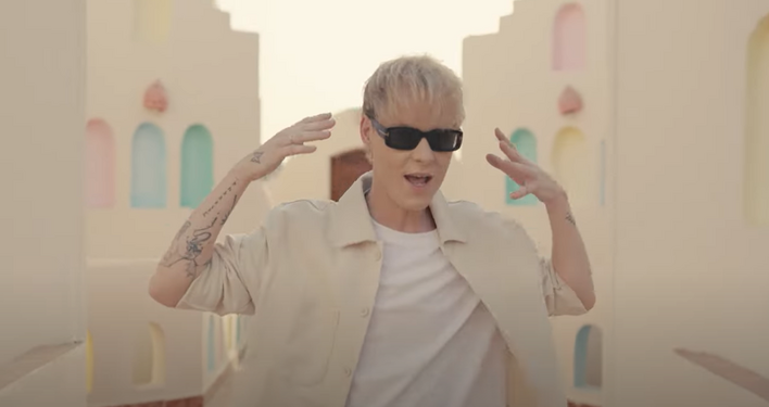 Mateusz Pawłowski wraca z autorskim projektem ”Tak, to ja”. Artysta stawia na szczerość i własny styl