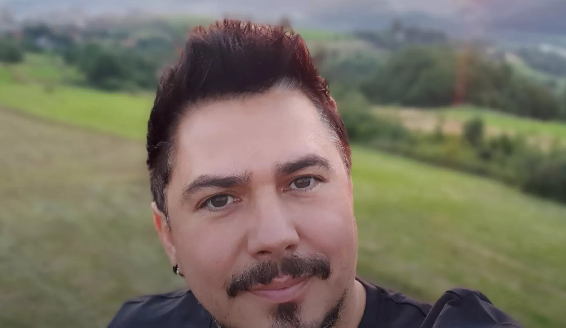 Mateusz Rajski czaruje fanów – jego nowe nagranie to coś więcej niż zwykły cover

