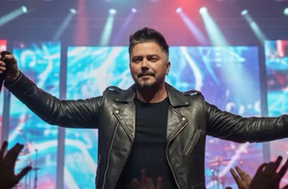 Mateusz Rajski wzrusza premierą na Wszystkich Świętych. Utwór „Zanim znikniesz” chwyta za serce