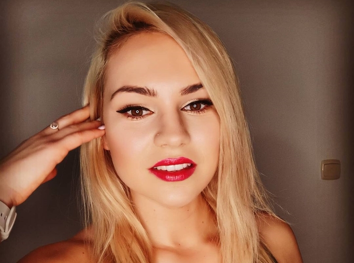 Mega głęboki dekolt gwiazdy disco polo zwraca uwagę odbiorców! Fani oszaleli na jej punkcie!