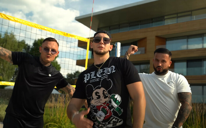 Mega hicior! Premiera Boski Heniek, Maka i Pancio w utworze „Santorini” zaskoczyli brzmieniem