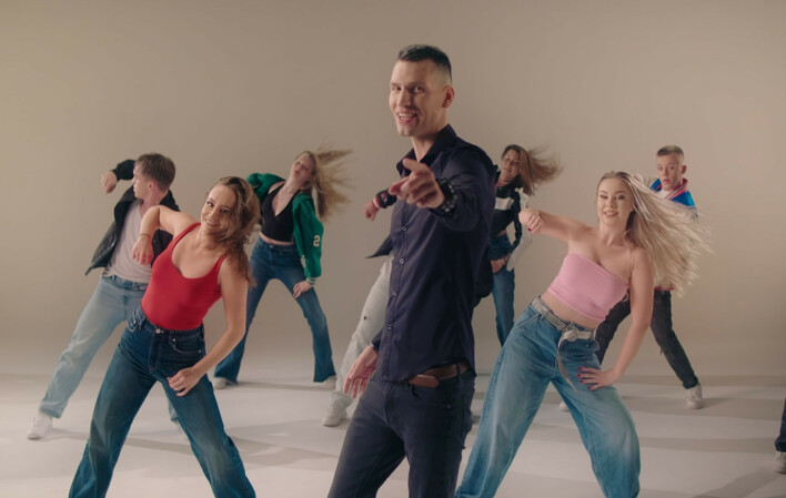 Mega premiera: Bayera z nowym hitem „Obiecuję Ci„! Czy to nowa perełka disco polo?

