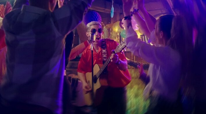 Mega premiera: DiscoBoys - Uparta! Kamil Kossakowski przenosi nas w lata 90!