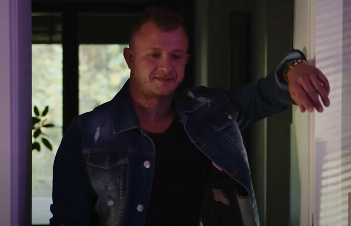 PREMIERA! O kim śpiewa Dawid Narożny?! Zobaczcie CAŁY KLIP do kontrowersyjnej nowości pt. „Alkoholiczka„