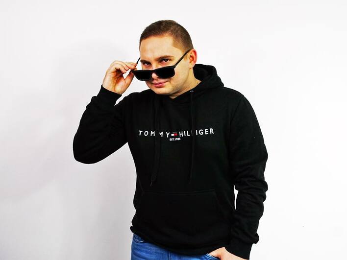 Miał zostać księdzem, a jest gwiazdą disco polo! Nieprawdopodobna historia ”Dla mnie zawsze żywy kościół był czym niesamowitym”