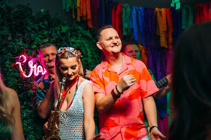 Przedpremierowa odsłona teledysku „Zabiorę Cię na bal„ - Mig znowu zaskakuje! | VIDEO