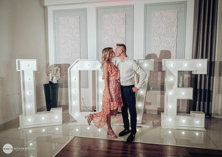 Wielkie zmiany w życiu muzyka! Ukochana wokalisty disco polo pokazała pierścionek zaręczynowy! Jest obłędny! 