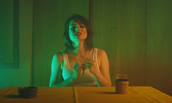 Miła x Niegrzeczny: gorąca premiera w klimacie Lat 80! Zobaczcie nowość pt. „Uwierz mi„