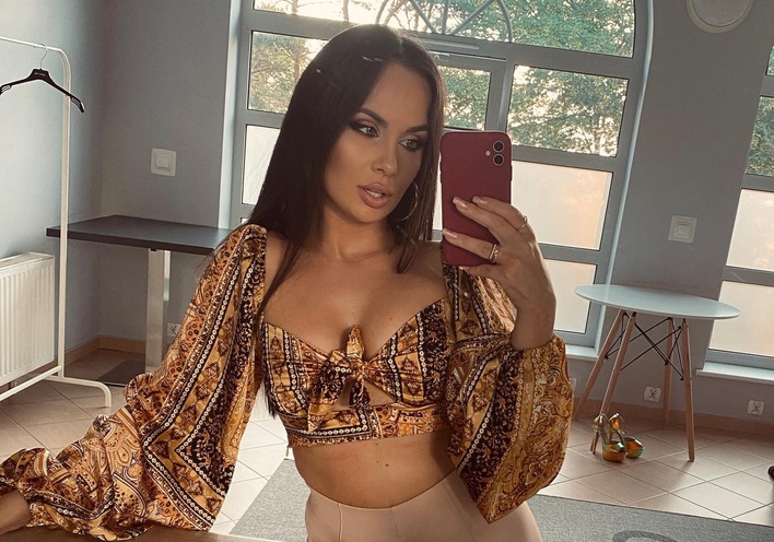 Jest najpiękniejszą wokalistką disco polo?! Milena Grzywacz z zespołu Szpilki kusi fanów ponętnym biustem! Co za figura Fani „Piękność i natura„