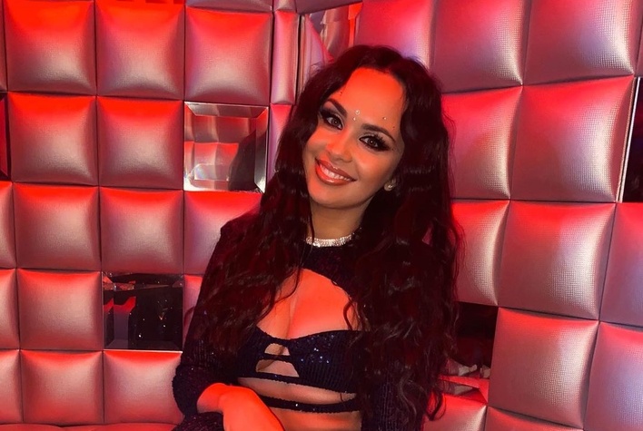 Milena Grzywacz z zespołu Szpilki zachwyca odważną stylizacją i promiennym uśmiechem! Miłośnicy disco polo oczarowani! 