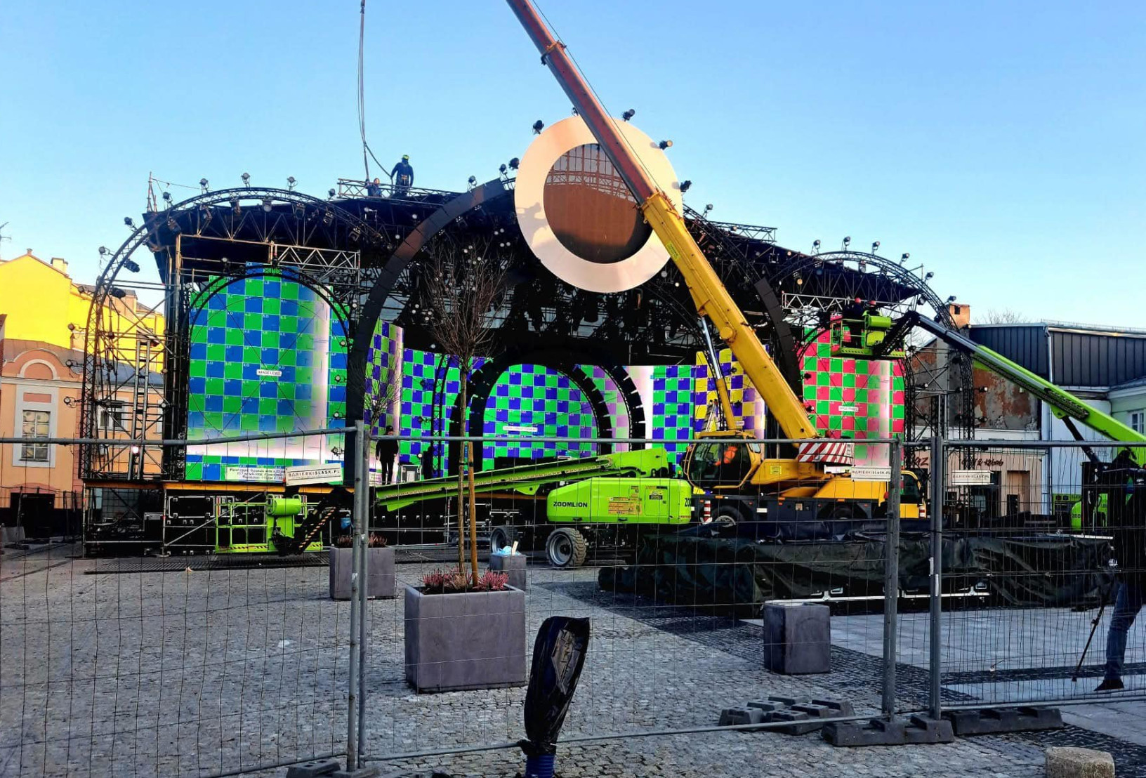 Miliony z samorządów na „Wystrzałowy Sylwester” TV Republika w Chełmie. Disco polo w centrum polityk