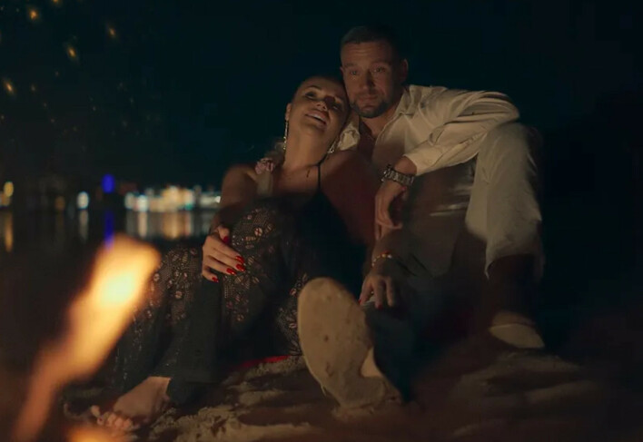 „Miłość od pierwszego wejrzenia w Warszawie: Zobacz nowy teledysk EwelinS z gwiazdą programu ”FARMA”!„

