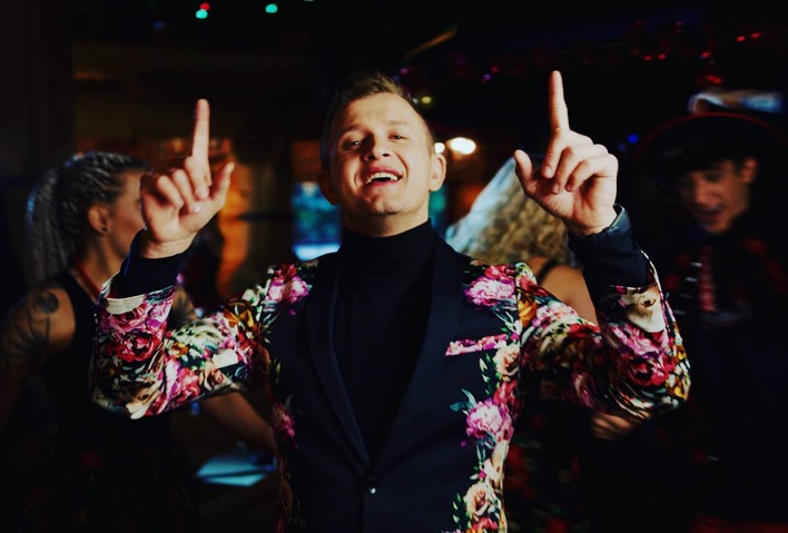 Miłosne uniesienie w klimacie disco polo. Dawid Narożny zmiażdży konkurencję swoją nowością pt. ”Pokochaj mnie”?!