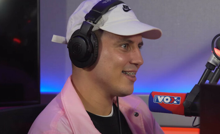 Wygrał z nim w Fame MMA a teraz śpiewa Jego utwór! MiłyPan na żywo w hicie Smolastego pt. „Duże oczy„ | VIDEO