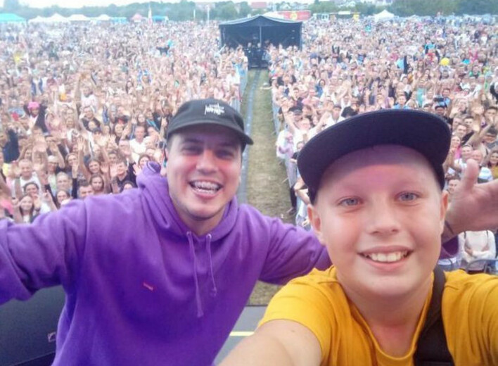 Miły Pan zaprosił na scenę fana! Tym występem wprawili wszystkich w osłupienie! Chłopiec zachował się jak profesjonalista VIDEO 