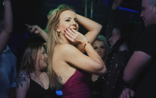 Mistrz Pierwszego Planu wypuścił „Zaraz zapytam” – teledysk zdobywa setki tysięcy wyświetleń