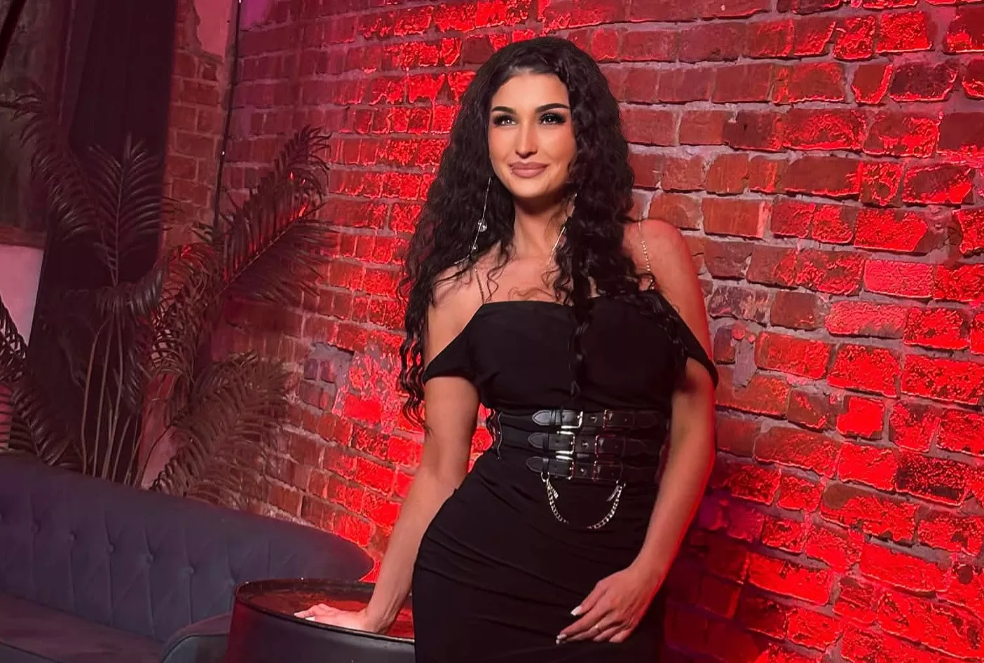 Młoda gwiazdeczka disco polo w samej bieliźnie! Zrobiło się mega gorąco!