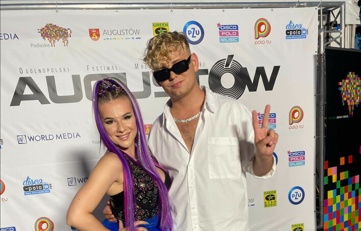 Młode talenty rozbłysły na scenie: Bajorek i Anita Szymańska (Alex) zachwycili wykonaniem utworu ”You”re My Heart You”re My Soul” na Festiwalu w Augustowie