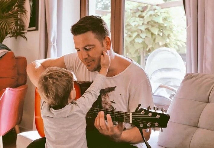 Syn znanego gwiazdora disco polo coraz bardziej upodabnia się do taty?! Również będzie zajmował się muzyką?!
