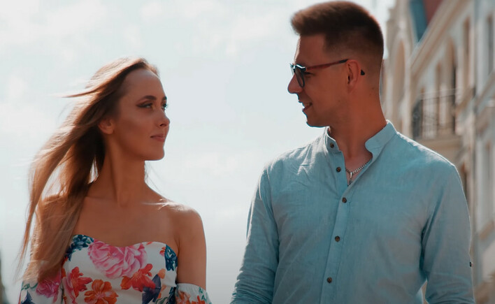 Zdolny wokalista w niezwykłym wakacyjnym wyznaniu! Nowość „Pozytywka„ oczarowała słuchaczy! Artysta zaprosił do współpracy żonę! 