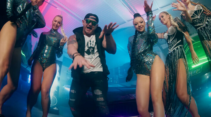 Mocna premiera od Pudzian Band „Wali bass„ Klubowy numer, który podbije świat disco polo! Zobaczcie na te ponętne kobiety!