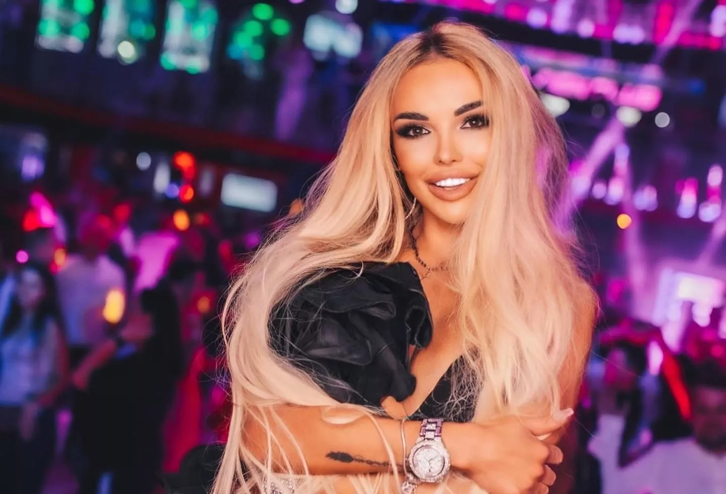 Mocno odkryte okolice bikini i głęboki dekolt! Tak gwiazda disco polo zagrała w Warszawskim klubie Explosion!