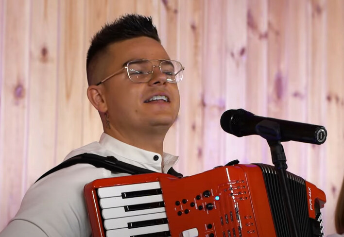 ”Moja Gitara” w nowej wersji! MASSiVE i producenci łączą disco polo z mocnym gitarowym brzmieniem

