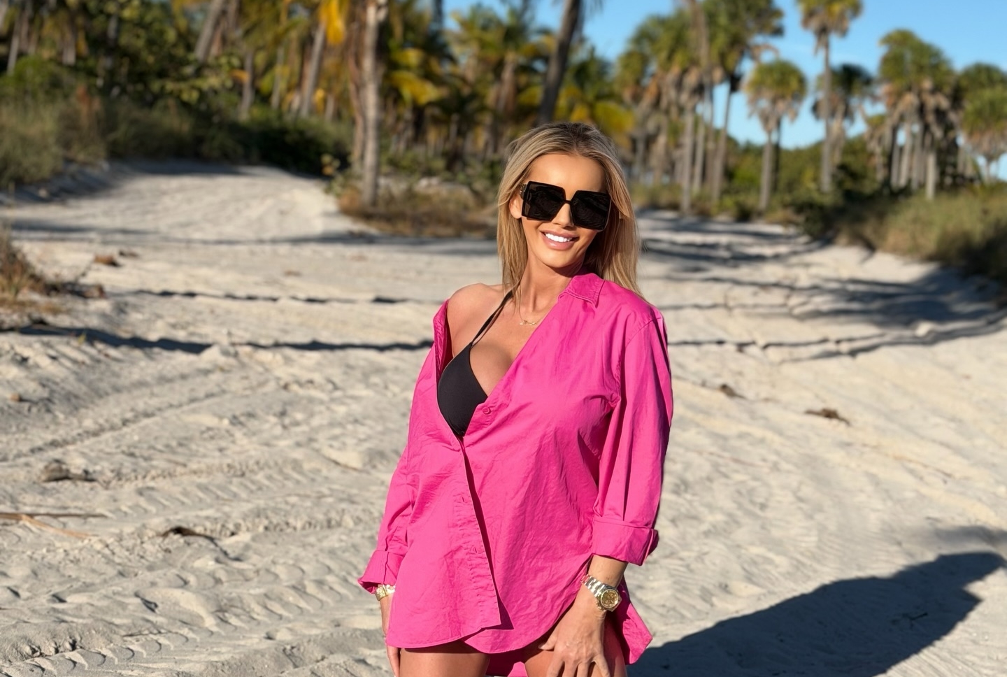 Monika Chwajoł w bikini i różowej koszuli przyciąga wszystkie spojrzenia