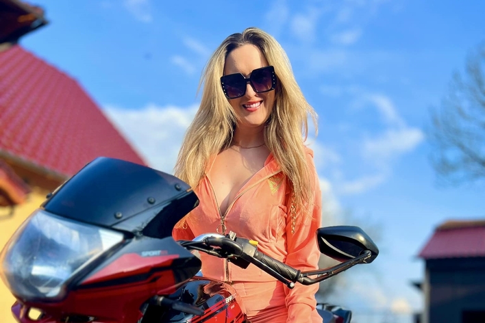 Motocykl, ponęta gwiazda disco polo i subtelny dekolt!