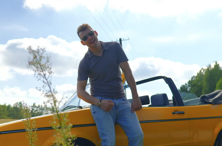 „Mówiłem Ci C’est la vie” Jacka Dworakowskiego rośnie w siłę. Produkcja zdobywa coraz większą popularność