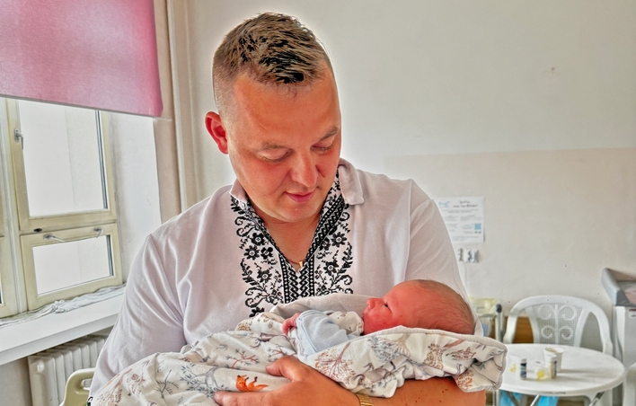 Został ojcem i niedługo później dziadkiem! Jak to możliwe?! Gwiazdor disco polo dzieli się swoim szczęściem „ można się pogubić„