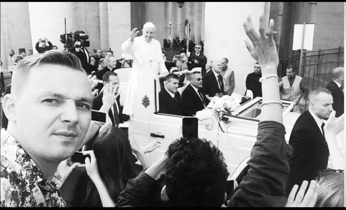 Gwiazdor disco polo śpiewał papieżowi ”Barkę”. Wzruszające wspomnienie artysta porusza serca fanów

