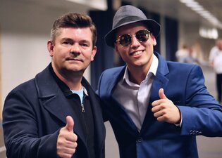 Muzyczne objawienie! Wokalista disco polo zbija fortunę na swoich produkcjach?! 